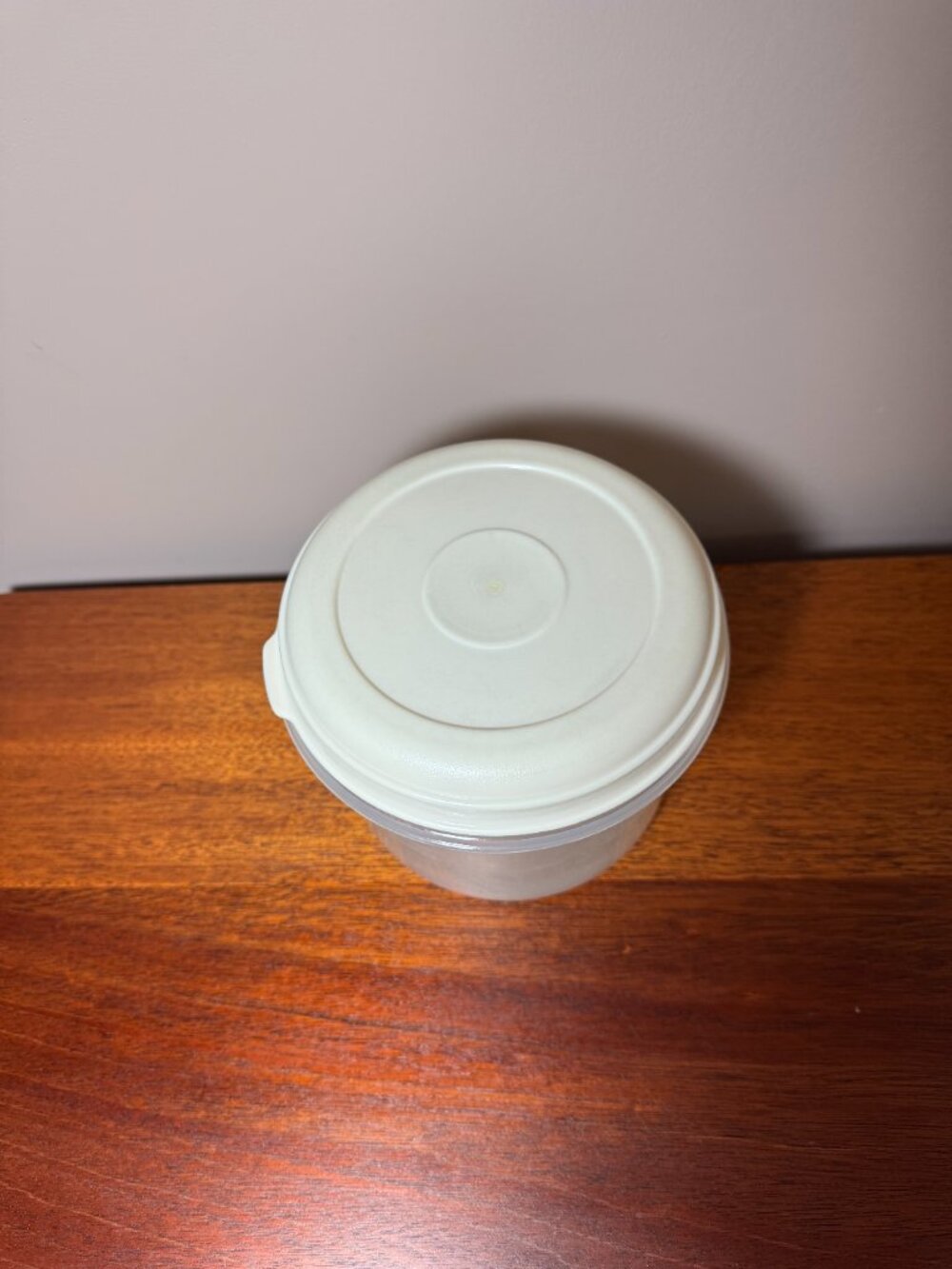 Rubbermaid Servin Saver Almond Round #8  - 6 cups - Food Storage Container